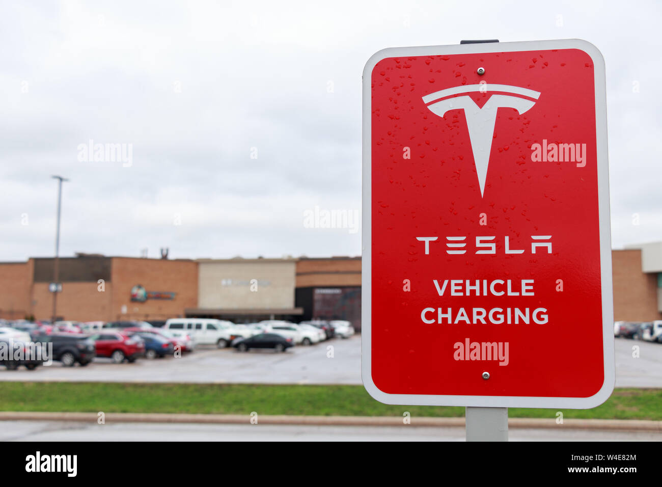 Signe de charge du véhicule Tesla Tesla à Supercharger, CF Limeridge à Hamilton, Ontario. Banque D'Images Signe de charge du véhicule Tesla Tesla à Supercharger, CF Limeridge à Hamilton, Ontario. Banque D'Images
