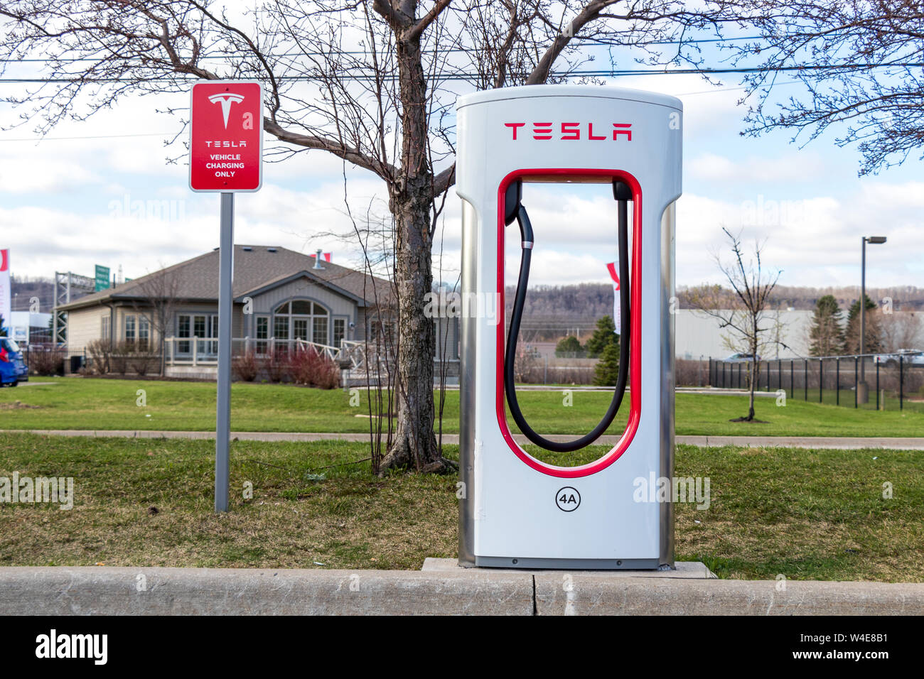 À côté de décrochage compresseur Tesla Tesla "Charger uniquement' signer à Grimsby, en Ontario. Banque D'Images À côté de décrochage compresseur Tesla Tesla "Charger uniquement' signer à Grimsby, en Ontario. Banque D'Images