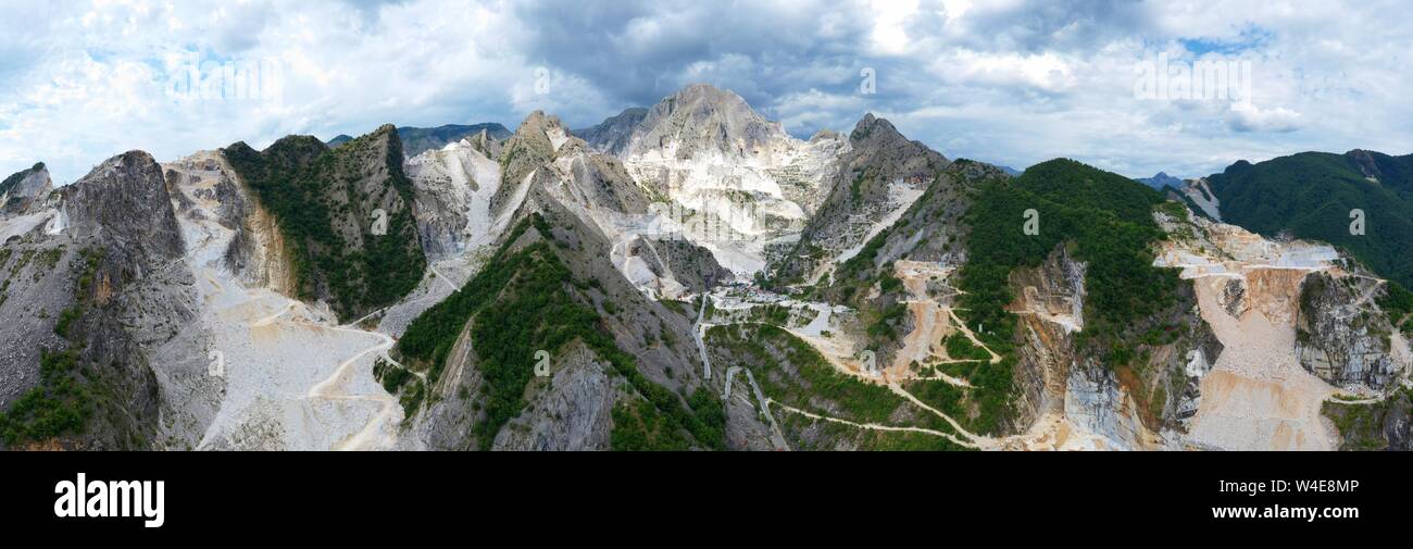 Vue aérienne de la montagne de la pierre et des carrières de marbre dans le parc naturel régional des Alpes Apuanes situé dans les Apennins en Toscane, Massa Carrara Banque D'Images