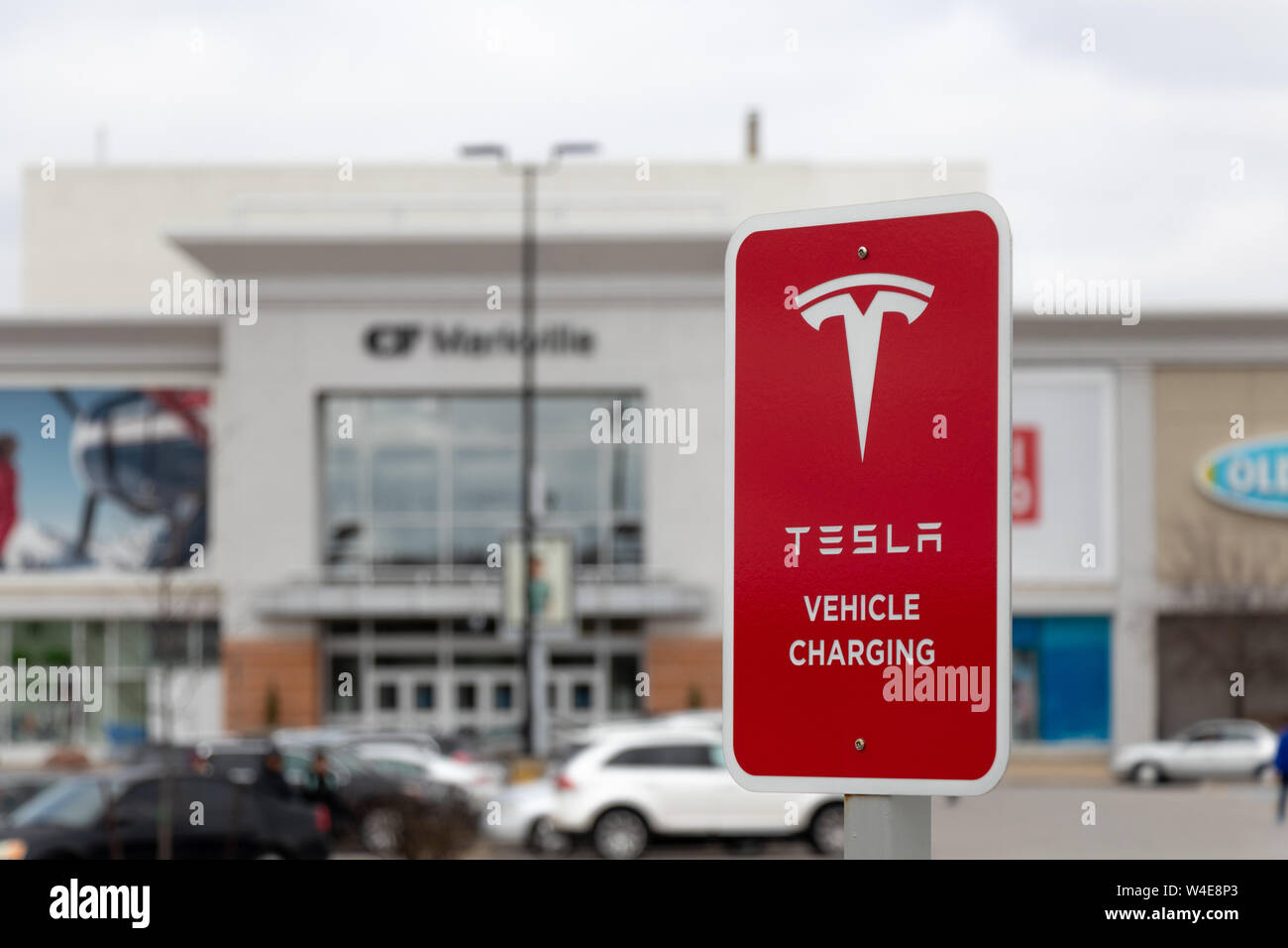 Recharge de véhicules Tesla signe avec FC, Markham Markville Shopping Centre en arrière-plan. Banque D'Images Recharge de véhicules Tesla signe avec FC, Markham Markville Shopping Centre en arrière-plan. Banque D'Images