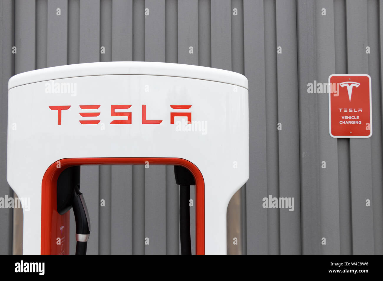 Tesla Supercharger et véhicule électrique Tesla signe seulement contre une clôture à gris FC Markvile, Markham Centre Commercial. Banque D'Images Tesla Supercharger et véhicule électrique Tesla signe seulement contre une clôture à gris FC Markvile, Markham Centre Commercial. Banque D'Images
