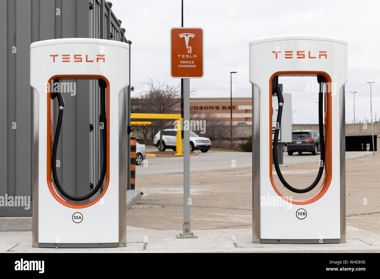 Deux compresseurs Tesla Tesla et véhicule électrique seul signe au FC Markham Centre Commercial. Banque D'Images Deux compresseurs Tesla Tesla et véhicule électrique seul signe au FC Markham Centre Commercial. Banque D'Images