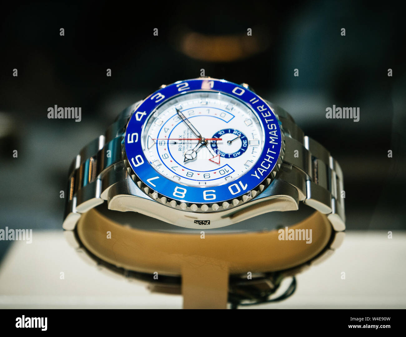 Barcelone, Espagne - Jun 1, 20181 : nouvelle collection moderne dernier de  Luxe Bracelet montre suisse fabriqué par Rolex Oyster Perpetual  Yacht-Master II modèle dans la boutique officielle boutique distributeur  Photo Stock - Alamy