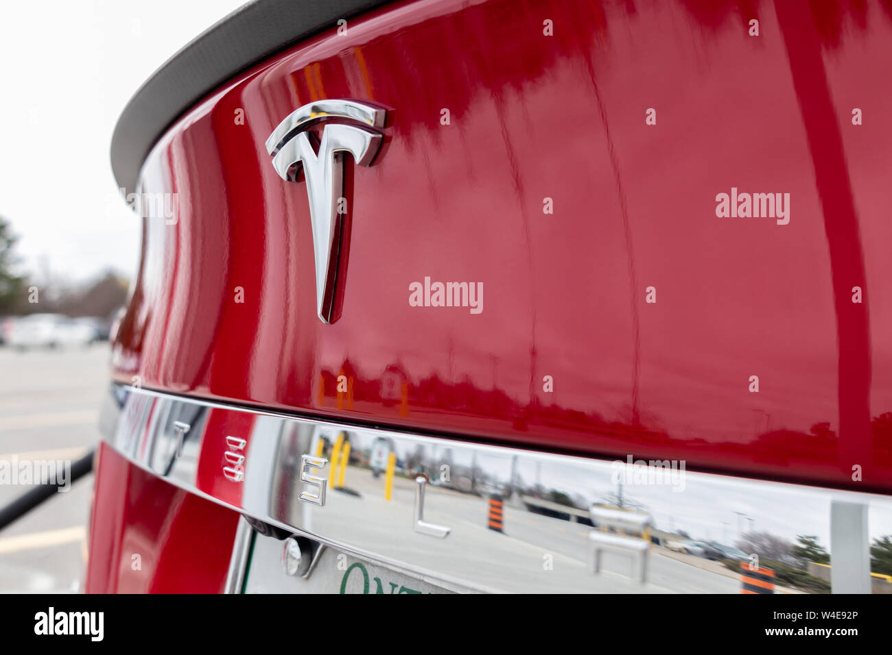 Tesla Model S rouge monogramme arrière et le texte comme le véhicule est suralimenté à Tesla CF Markham Supercharger. Banque D'Images