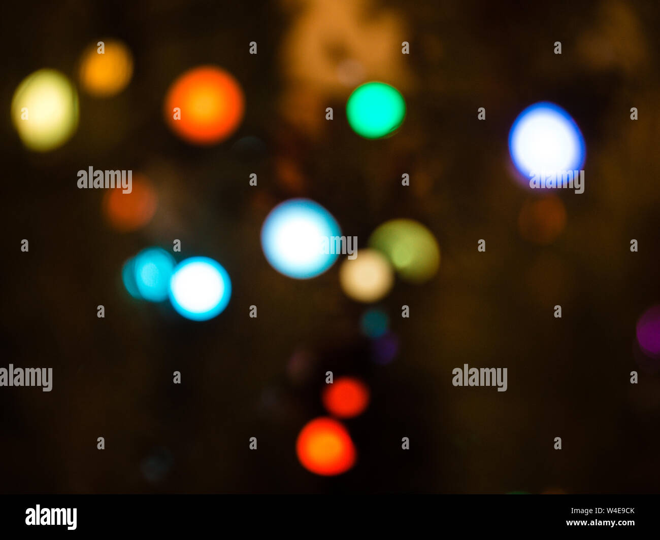 Bokeh coloré. Unfocused abstract colorful bokeh sur fond noir et flou artistique. beaucoup de lumière ronde floue Banque D'Images