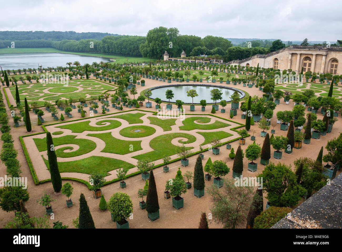 L'Orangerie vue du parterre du Sud avec l'étang de l'au-delà de Suisse - Château de Versailles Gardens, Yvelines, Île-de-France du Franc Banque D'Images