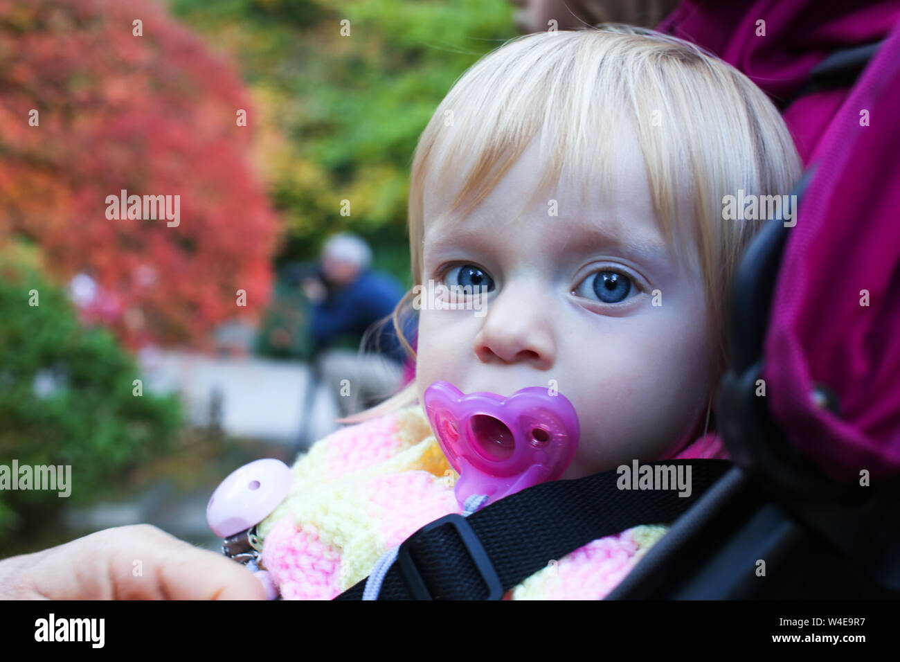 Tres Mignon Et Beau Bebe Fille Avec De Grands Yeux Petite Princesse Photo Stock Alamy