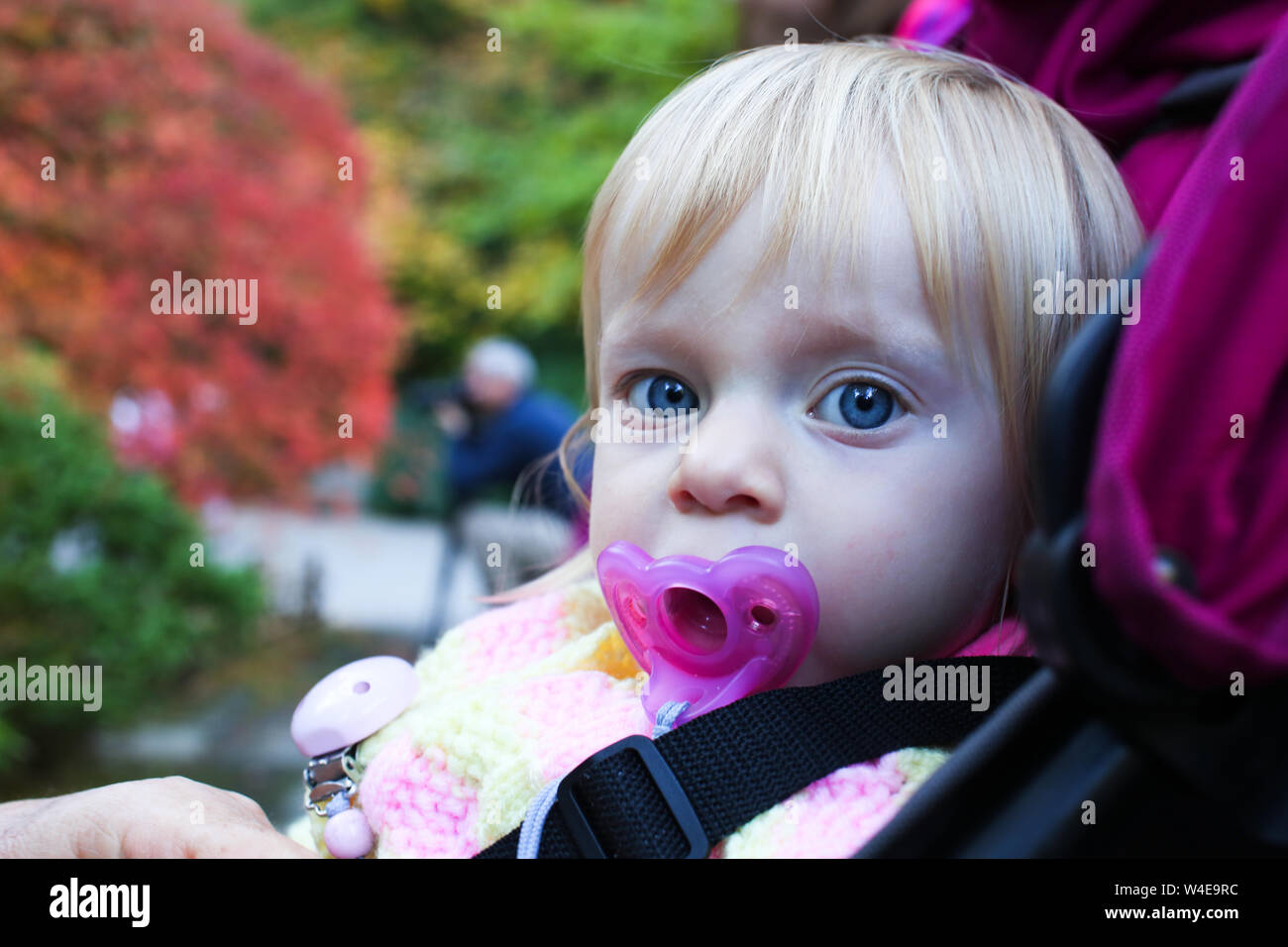 Tres Mignon Et Beau Bebe Fille Avec De Grands Yeux Petite Princesse Photo Stock Alamy