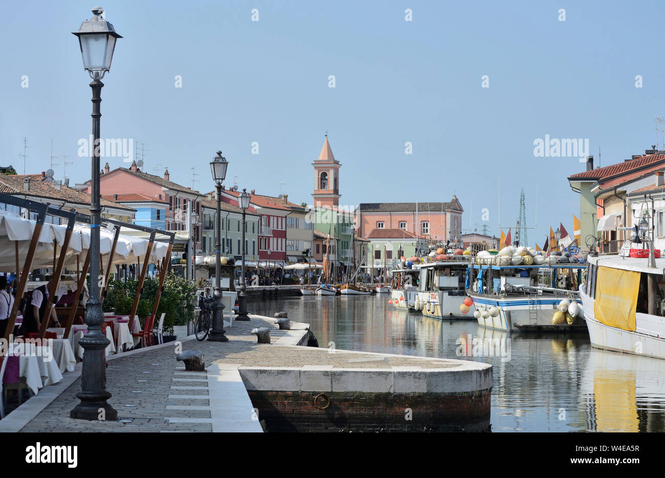 Vue panoramique sur Porto Canale Leonardesco, l'ancien port de Cesenatico sur une journée ensoleillée Banque D'Images