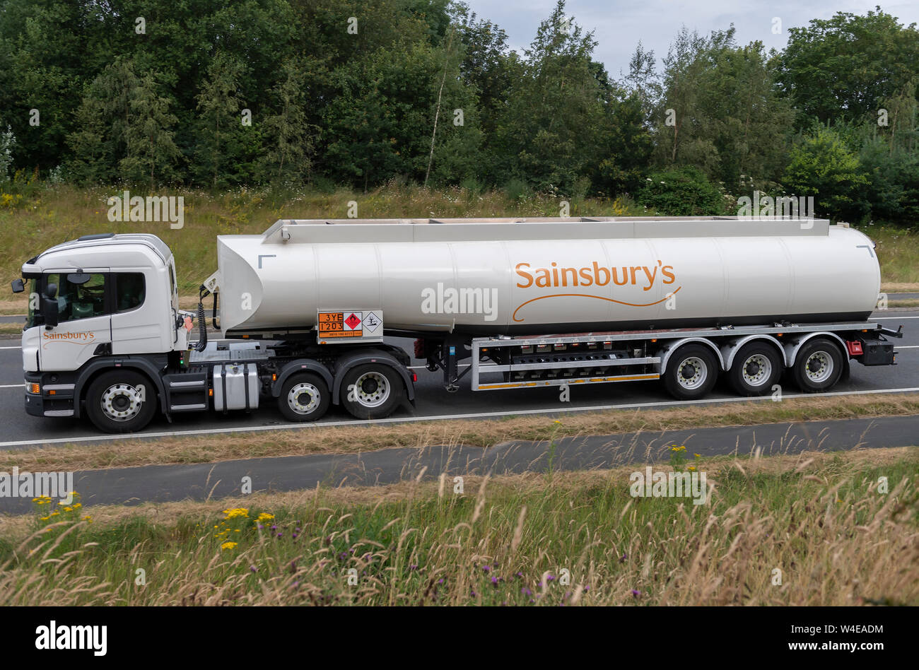 Un supermarché Sainsbury's tanker essence voyages le long de la route A556 à Wilmslow, Cheshire, Royaume-Uni. Banque D'Images