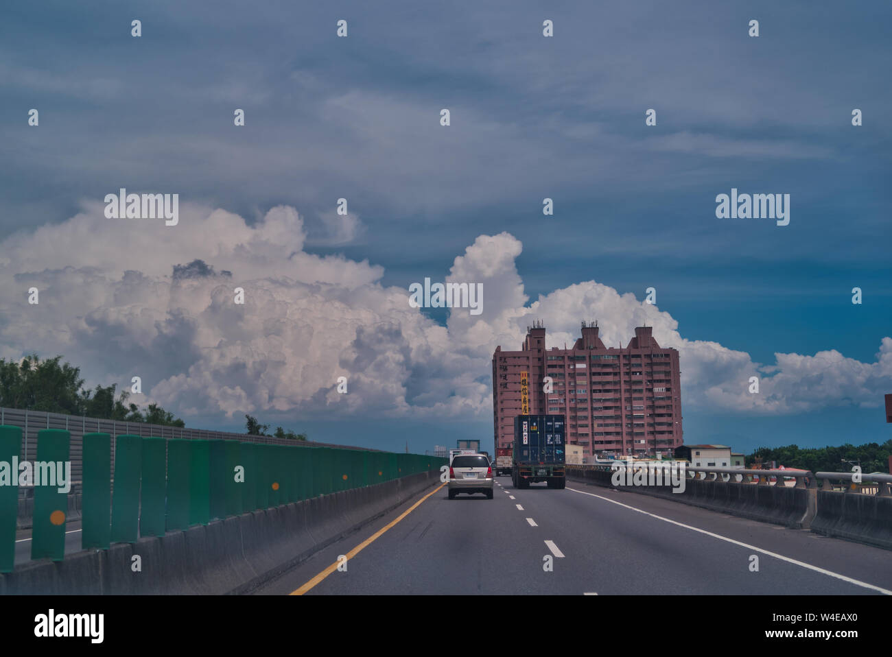 Nuage géant, un édifice en hauteur, la scène et voir sur une autoroute. Banque D'Images