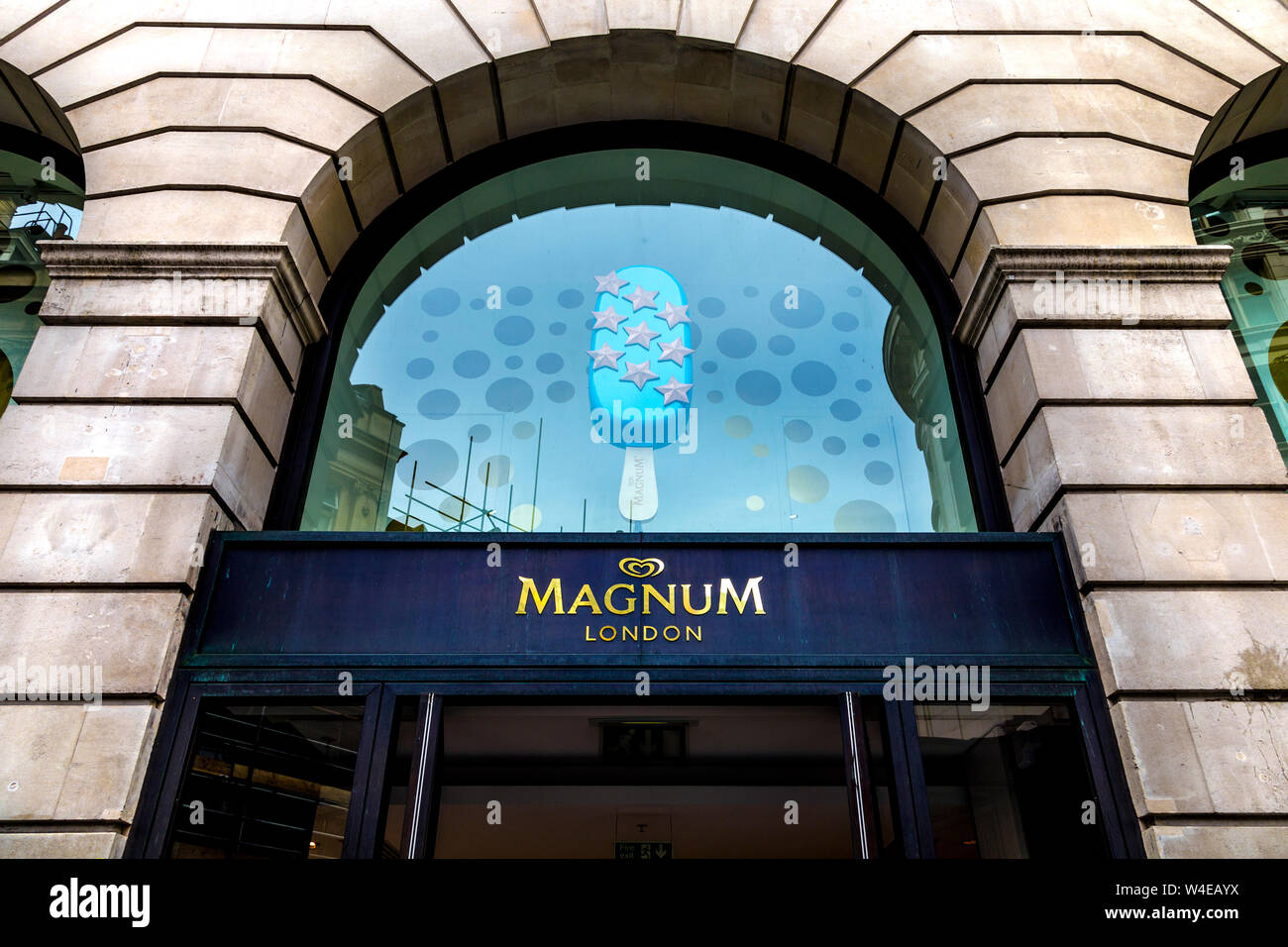 L'extérieur de la boutique plaisir Magnum dans Piccadilly, Londres, UK Banque D'Images
