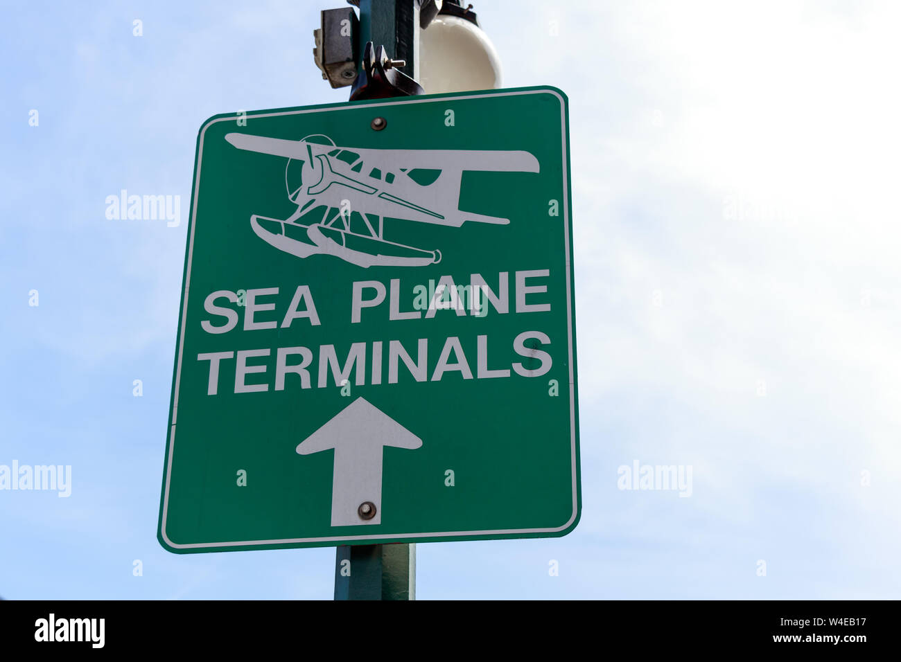 Un panneau qui lit les terminaux d'avion de mer est affiché près d'un aéroport de port urbain. Banque D'Images
