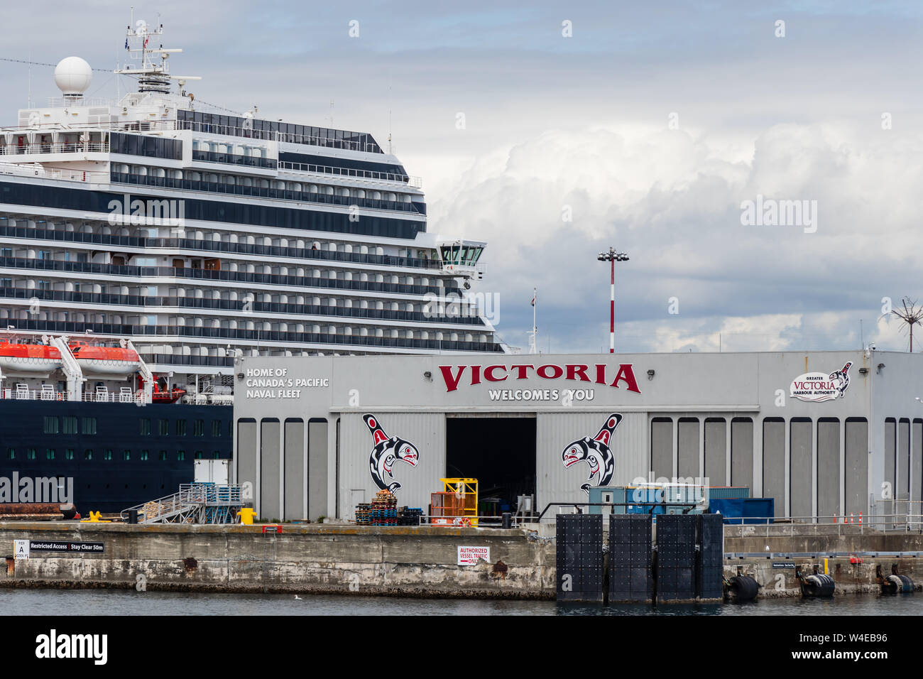 Bienvenue à Victoria, BC signe à l'entrée de la baie James avec Holland America Line bateau de croisière derrière. Banque D'Images