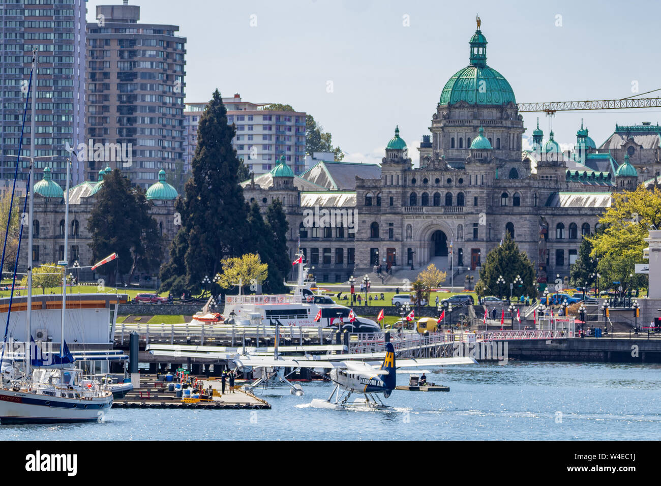 Assemblée législative de l'édifice de la Colombie-Britannique vu avec un hydravion Harbour Air qui roule dans le centre-ville. Banque D'Images