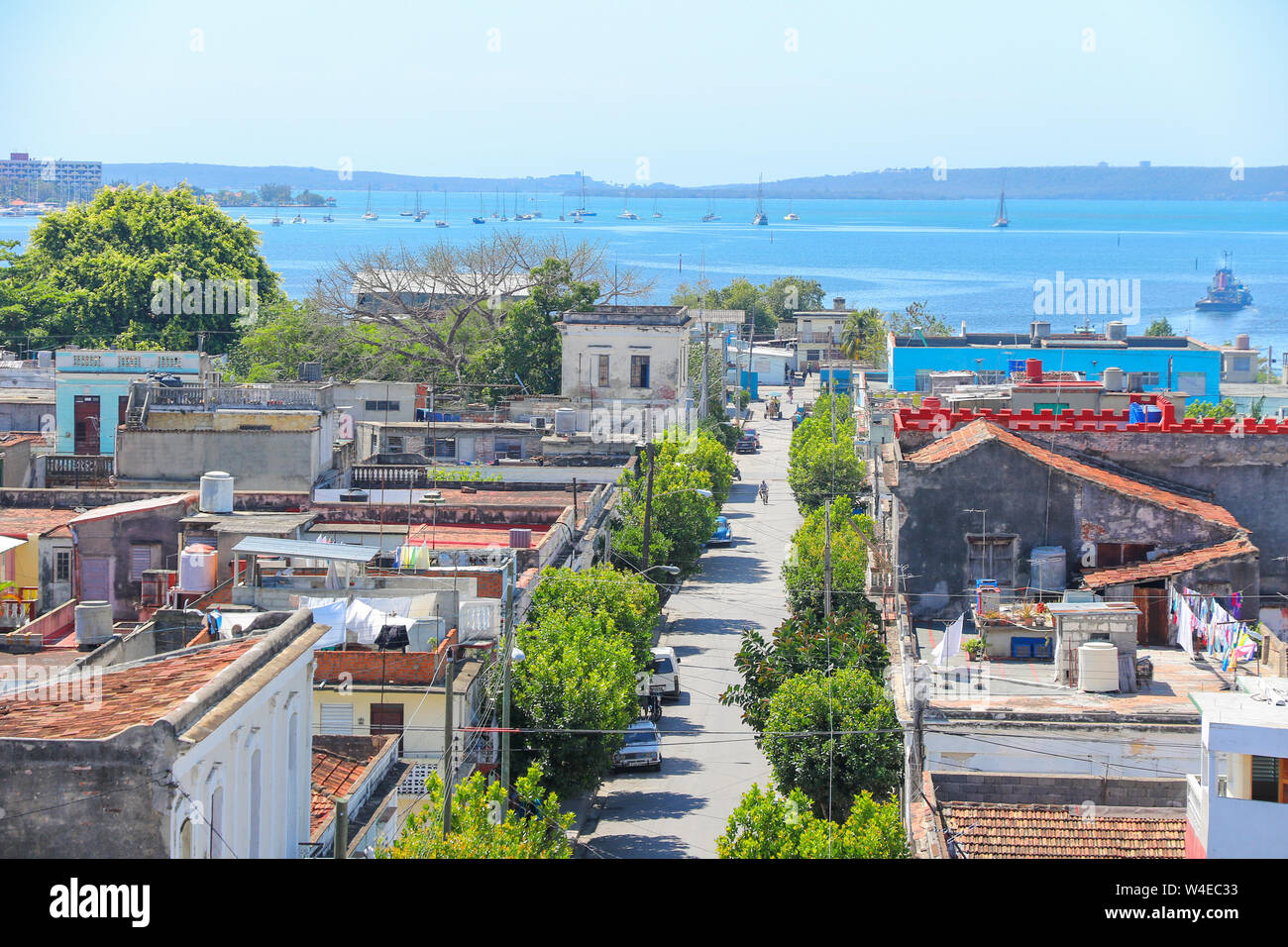 Cienfuegos, Cuba - vue aérienne d'une rue avec la baie en arrière-plan Banque D'Images