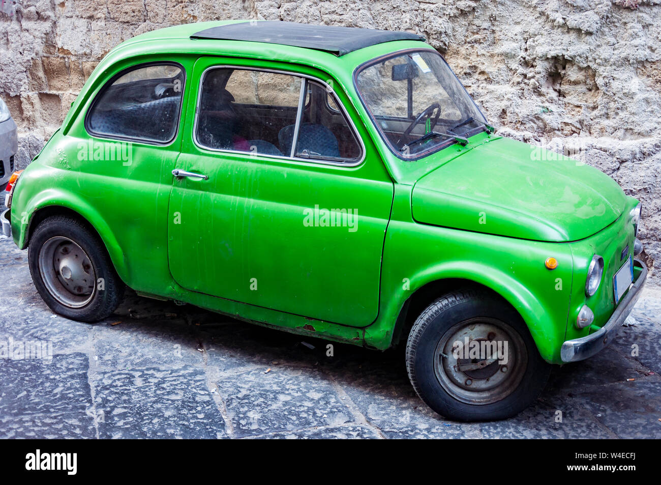 Une vieille Fiat 500 verte, la célèbre ville italienne location Photo ...