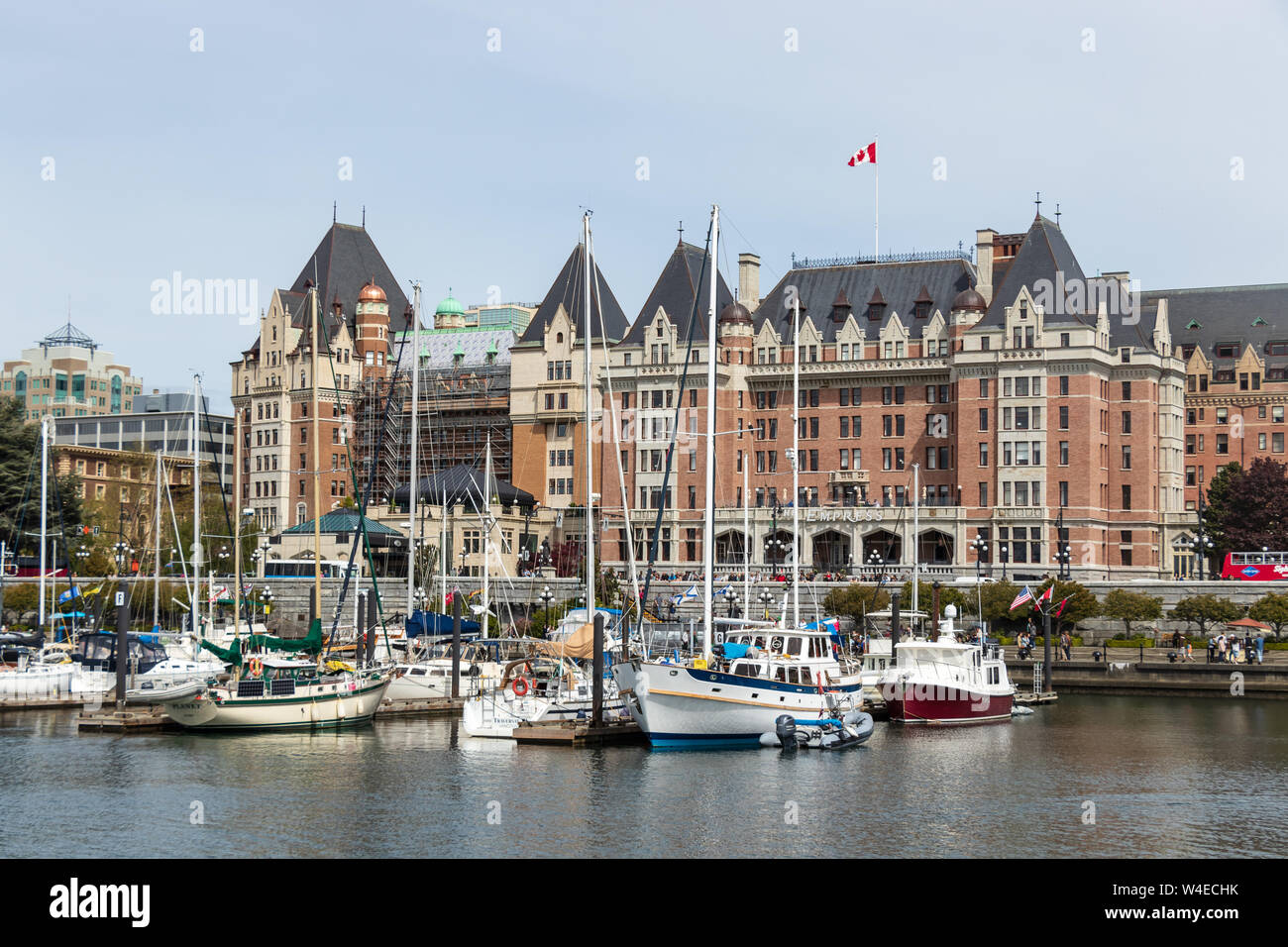 Victoria, BC bateau marina vu avec l'hôtel Fairmont Empress en arrière-plan. Banque D'Images