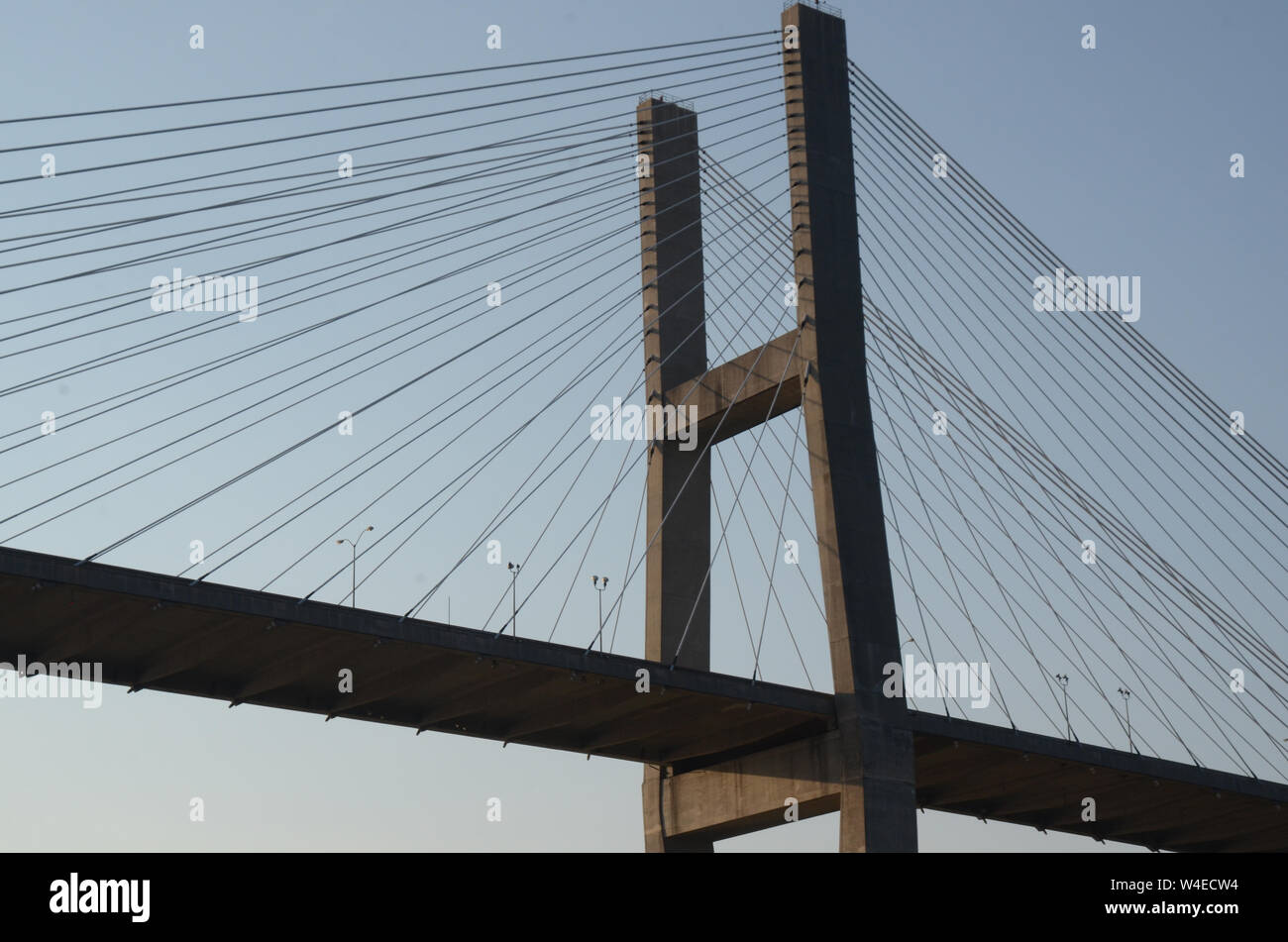 Au-dessus DE LA RIVIÈRE : du point de vue d'une croisière en bateau, un regard sur le pont commémoratif Talmadge, à l'architecture unique, au-dessus de la rivière Savannah. Banque D'Images