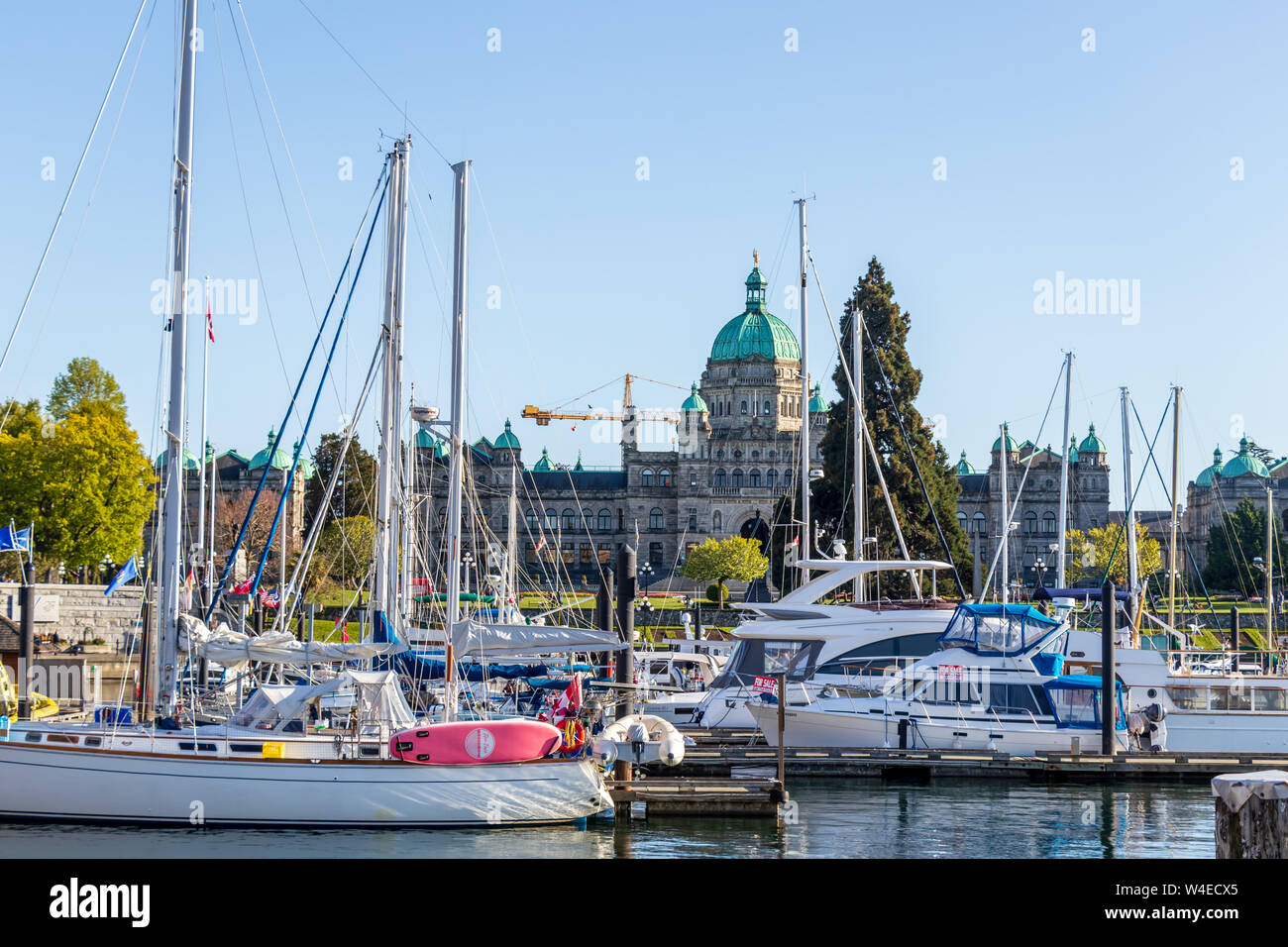 Victoria, BC Boat marina vu avec l'Assemblée législative de la Colombie-Britannique bâtiment en arrière-plan. Banque D'Images