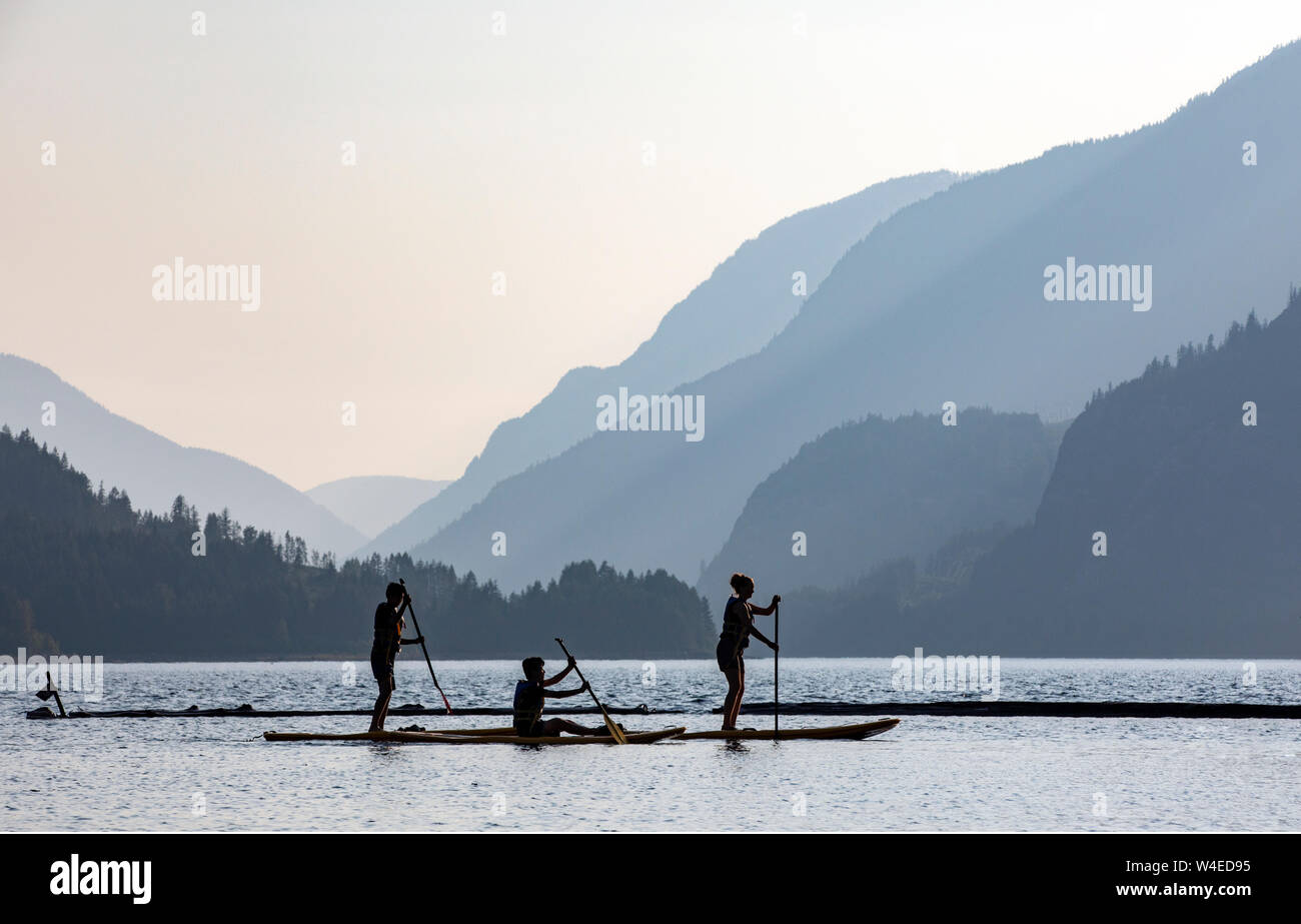 Stand-up Paddleboarding sur le lac Upper Campbell au Strathcona Park Lodge dans le parc provincial Strathcona, près de Campbell River, sur l'île de Vancouver, Colombie Britannique Banque D'Images