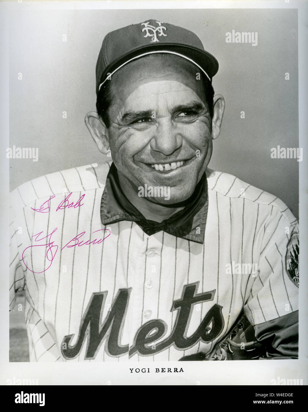 Hall of Fame joueur de baseball Yogi Berra dans photo autographiée comme entraîneur avec les Mets de New York en 1969. Banque D'Images