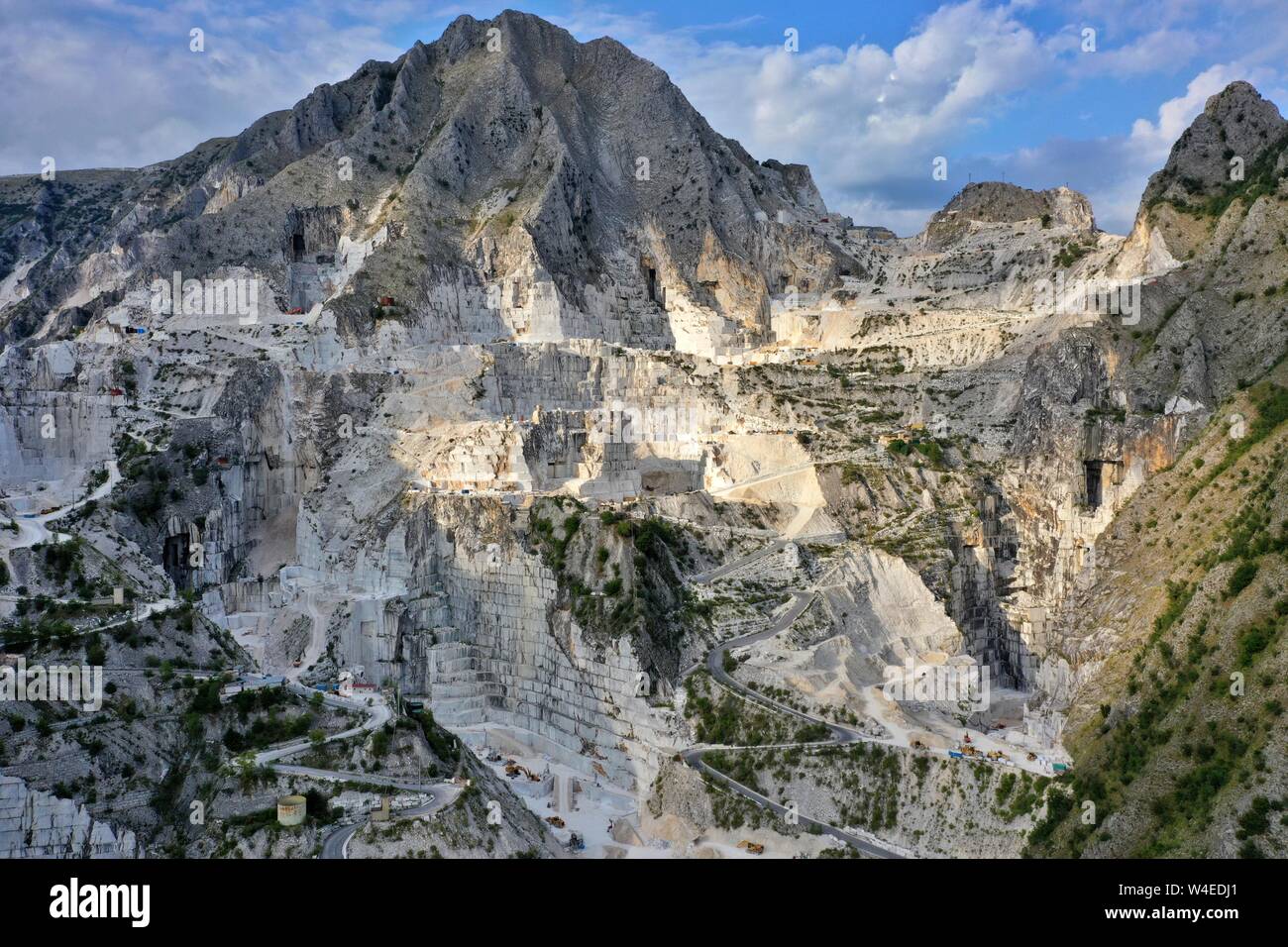 Vue aérienne de la montagne de la pierre et des carrières de marbre dans le parc naturel régional des Alpes Apuanes situé dans les Apennins en Toscane, Massa Carrara Banque D'Images