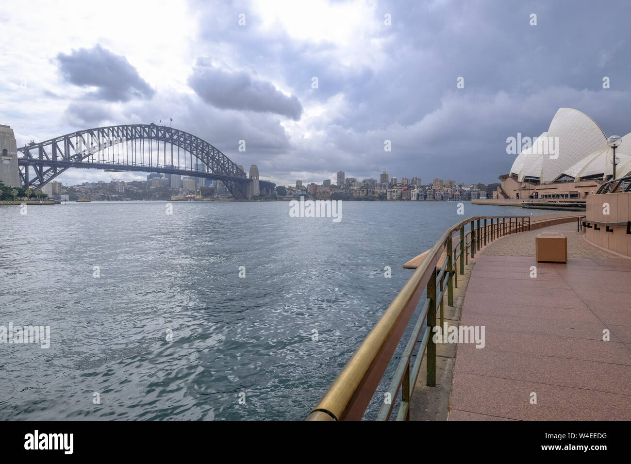 Donnant sur le port de Sydney à partir de Circular Quay, vers North Sydney, l'Opéra et le Harbour Bridge Banque D'Images