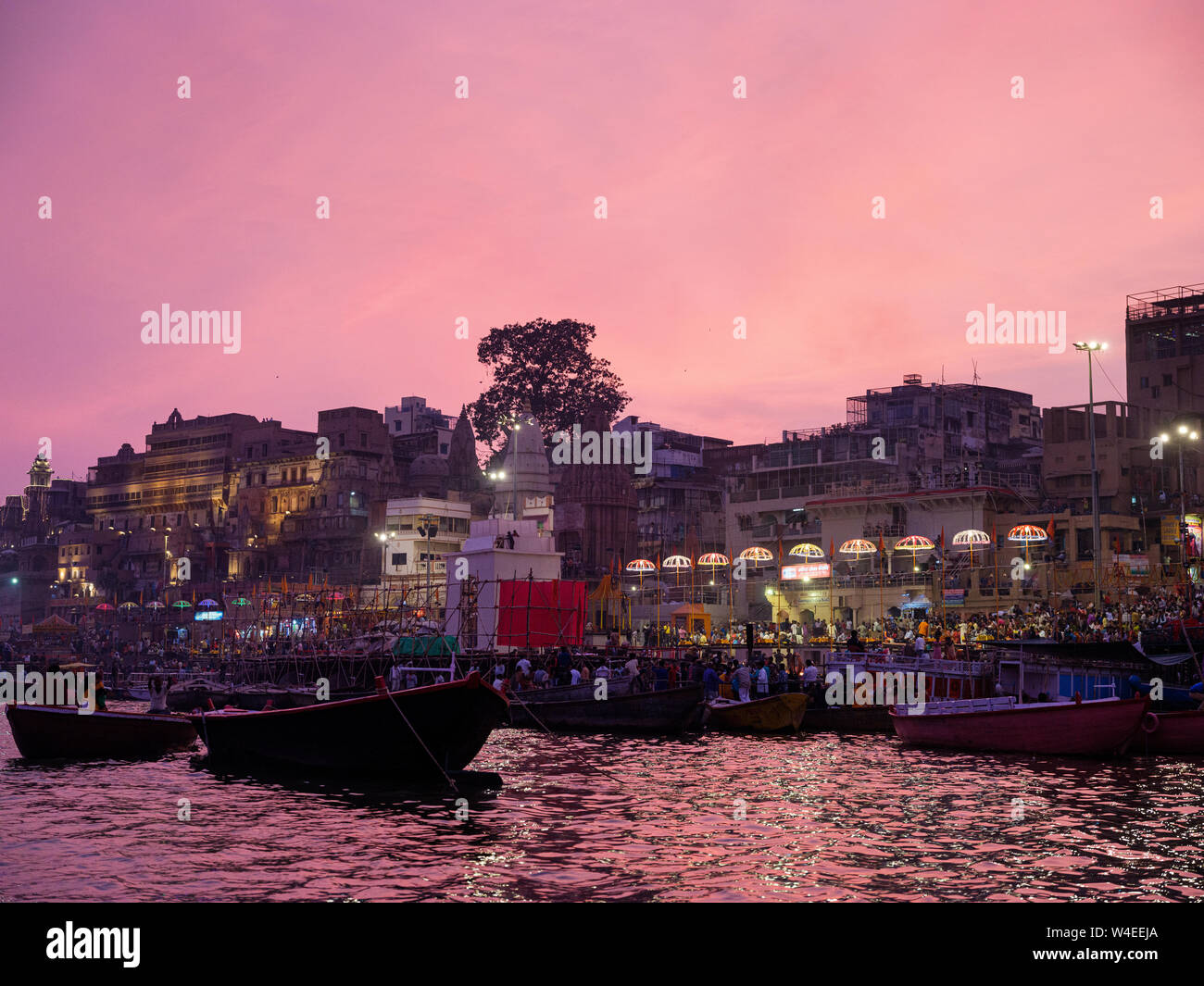 Varanasi, Inde - circa 2018 Novembre : Dashashwamedh Ghat de Varanasi. C'est le principal ghat de Varanasi sur le Gange. Il est situé à proximité de V Banque D'Images