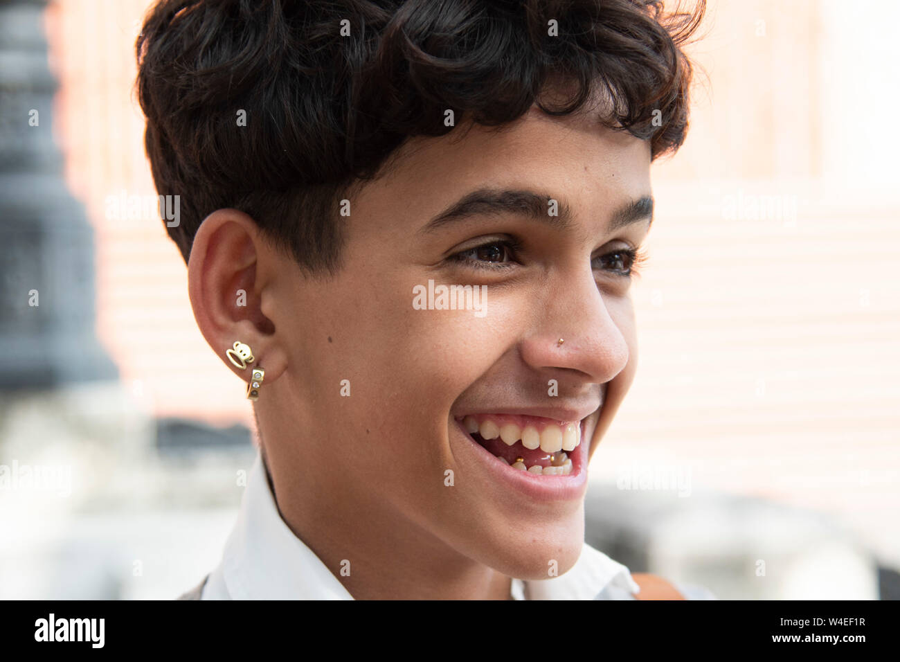 Jeune garçon cubain se moque de ses amis révélant une langue piecing et montrant outre de plusieurs boucles d' Banque D'Images