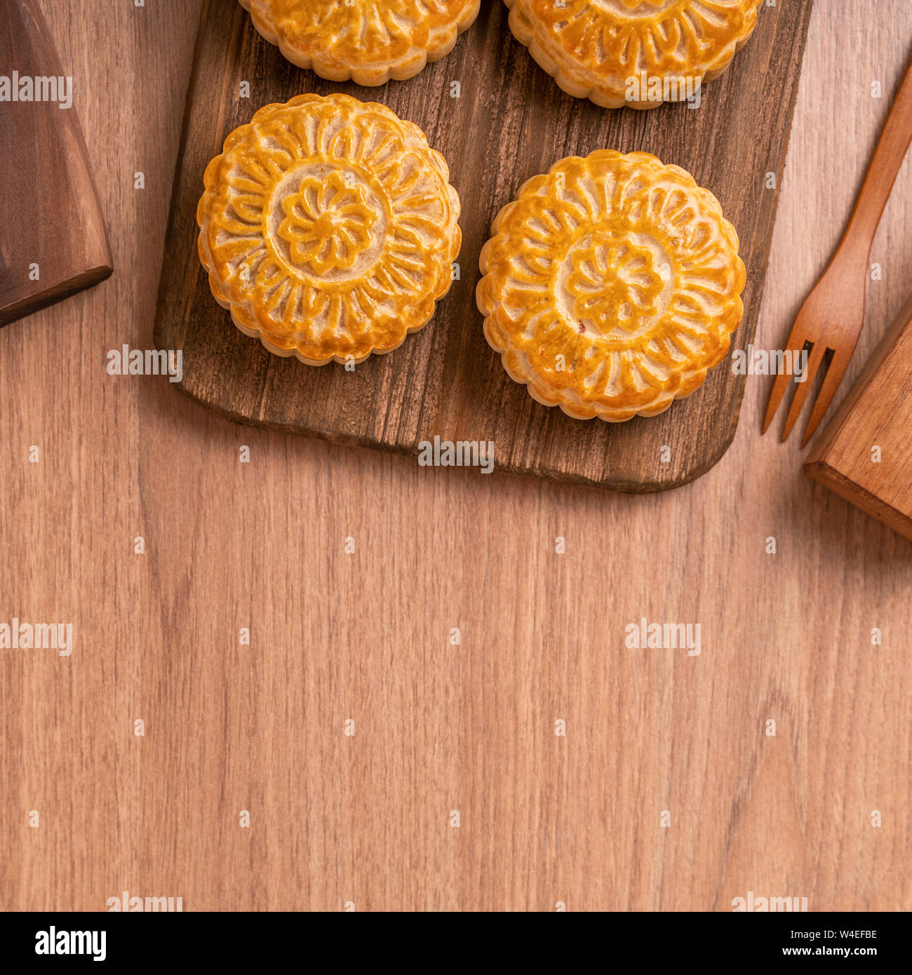 En Forme De Gateau De Lune Ronde Mooncake Style Chinois Au Cours De Patisserie Mid Autumn Festival Fete De La Lune Sur Fond De Bois Et Du Bac Vue Du Dessus En Forme De Gateau De Lune Ronde Mooncake Style Chinois Au Cours De Patisserie Mid Autumn Festival Fete De La Lune Sur Fond De Bois Et Du Bac Vue Du Dessus