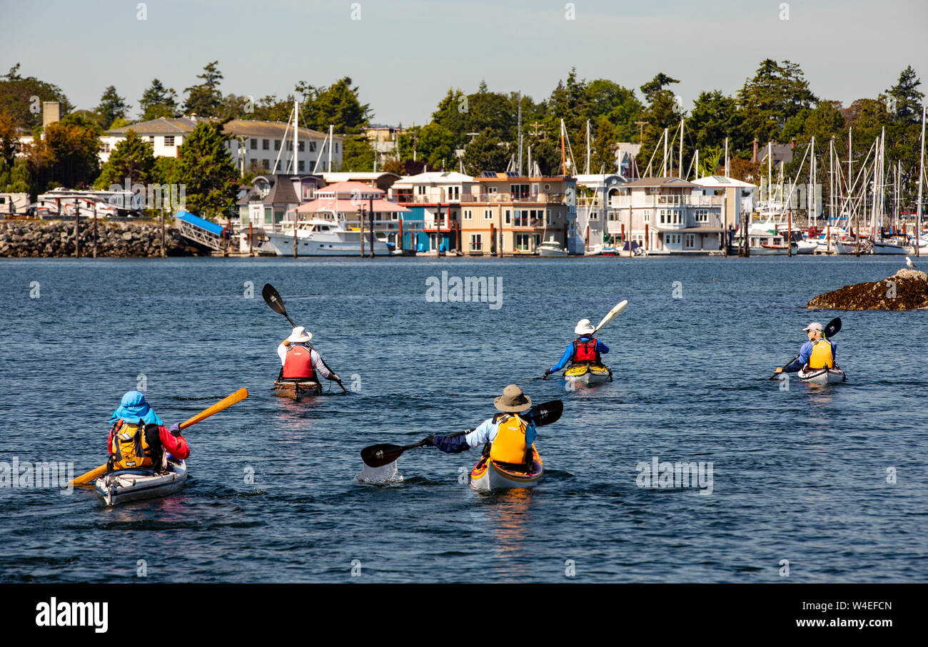 Les kayakistes près de West Bay Marina dans le port intérieur de Victoria - Victoria, île de Vancouver, Colombie-Britannique, Canada Banque D'Images