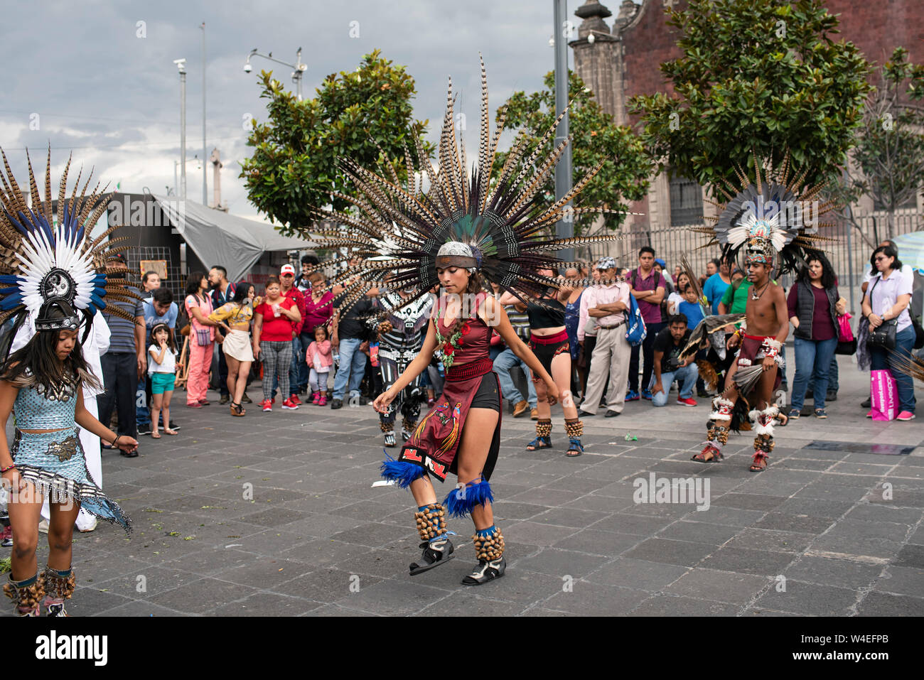 Danseurs aztèques (concheros) effectuant la danse rituelle au Zocalo, Mexico, Mexique, CDMX. Jun 2019 Banque D'Images