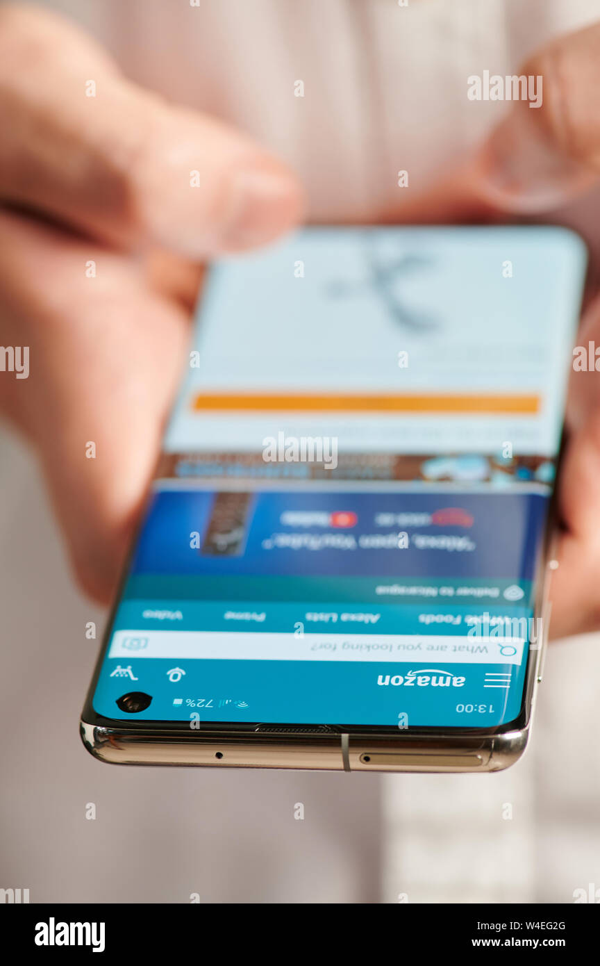 New York, USA - Le 22 juillet 2019 : l'utilisation d'amazon mobile app vue en gros, smartphone en mains Banque D'Images