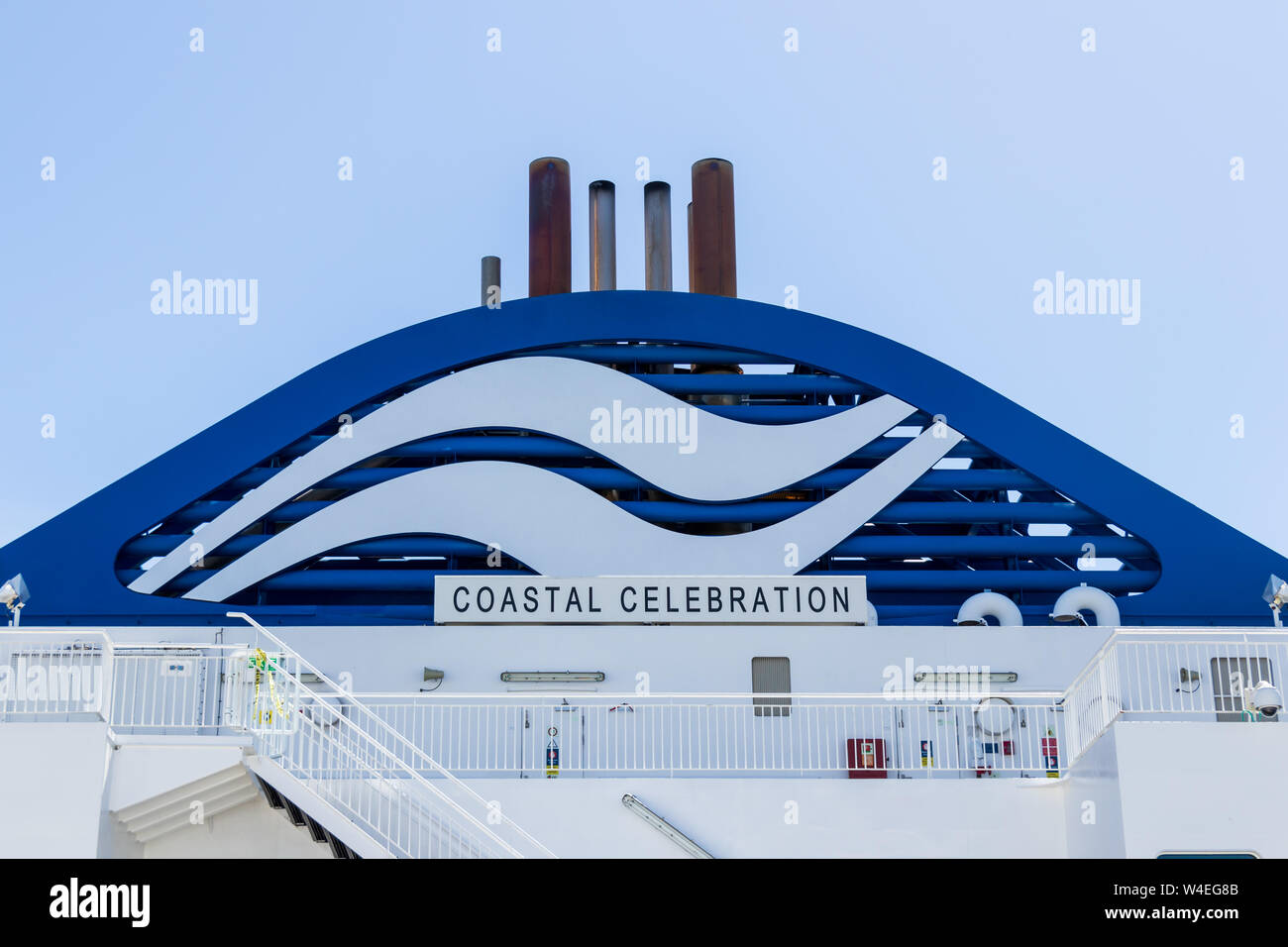 D'échappement haut de BC Ferries, navires côtiers la célébration avec BC Ferries logo et le nom du navire, Banque D'Images