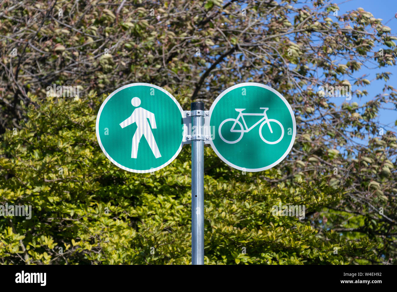 Sentier de randonnée commun et panneau de la piste cyclable. Banque D'Images