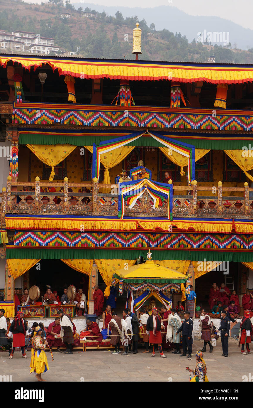 Le chef de l'abbé de Punakha Dzong qui préside l'Tshechu Festival, Punakha, Bhoutan Banque D'Images