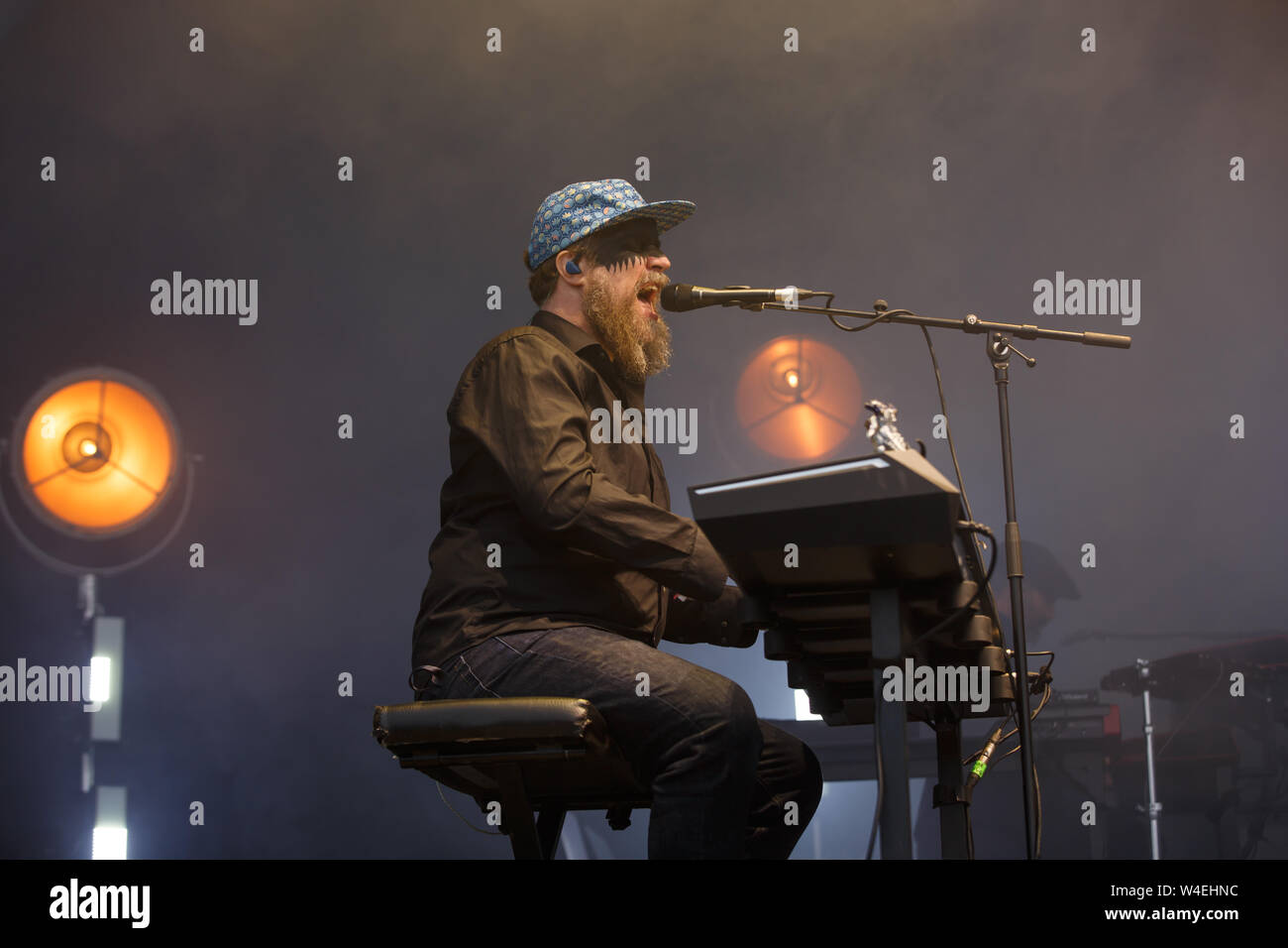 Observatoire Jodrell Bank, Cheshire. 21 juillet, 2019. John Grant effectue en direct sur la scène principale au Festival de 2019 tenue à Bluedot l'ombre de la télescope Lovell. Banque D'Images