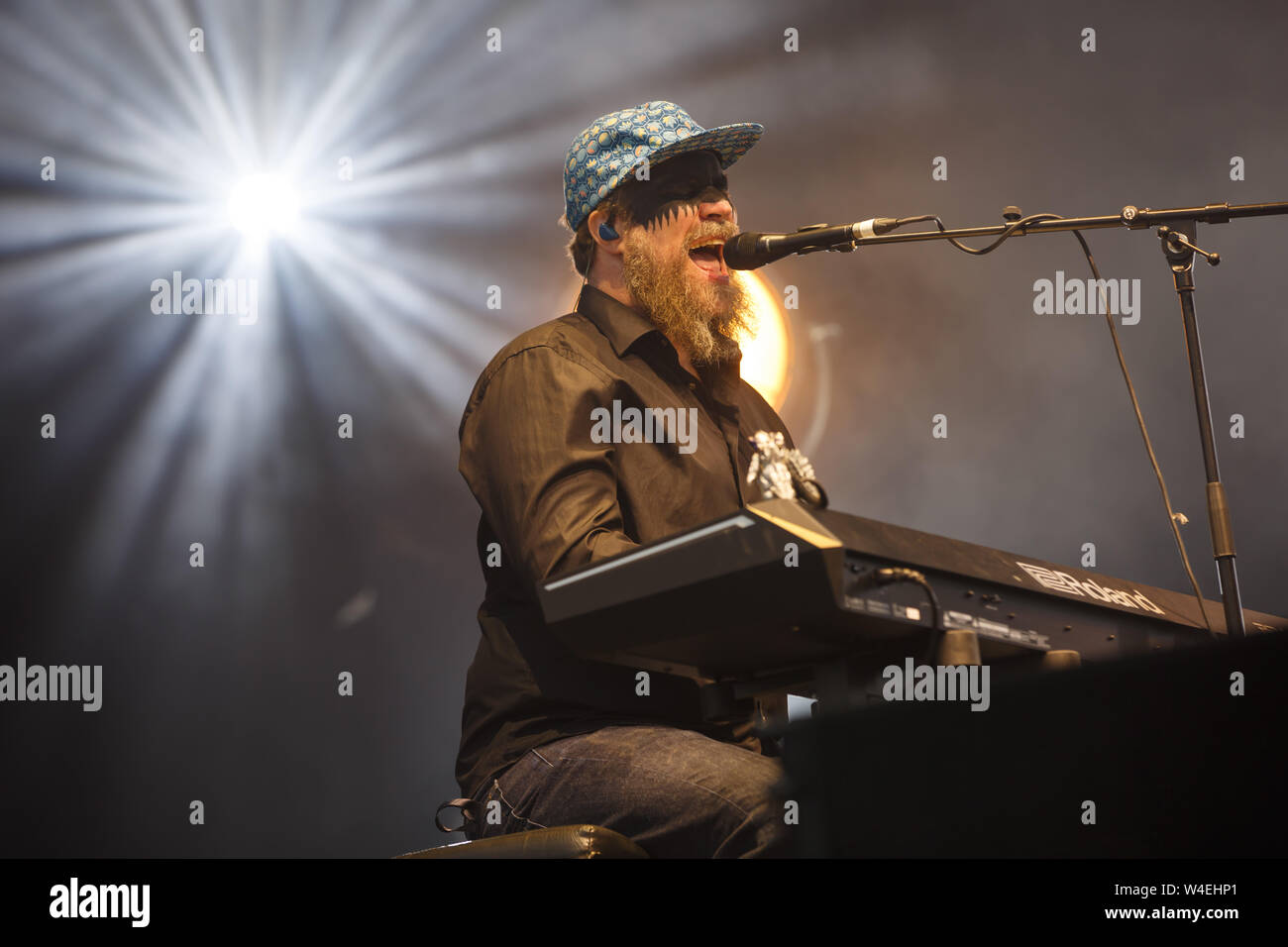 Observatoire Jodrell Bank, Cheshire. 21 juillet, 2019. John Grant effectue en direct sur la scène principale au Festival de 2019 tenue à Bluedot l'ombre de la télescope Lovell. Banque D'Images