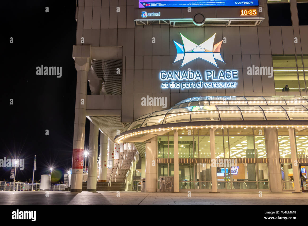 Avant de l'emblématique bâtiment de la Place du Canada sur le front de l'Inlet Burrard au Port de Vancouver éclairé la nuit. Banque D'Images