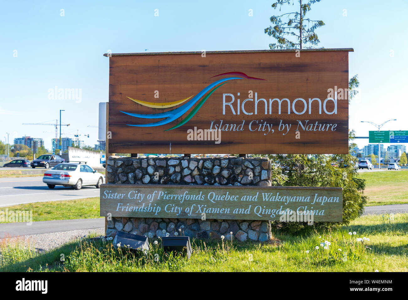 Richmond, BC ville signe avec le slogan "La ville de l'île, par nature' à côté de l'Aéroport International de Vancouver sur Russ Baker Way. Banque D'Images