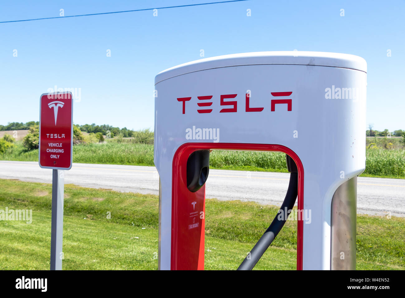 Haut de Tesla Tesla a côté de véhicule électrique 'uniquement' signe d'avertissement. Banque D'Images Haut de Tesla Tesla a côté de véhicule électrique 'uniquement' signe d'avertissement. Banque D'Images