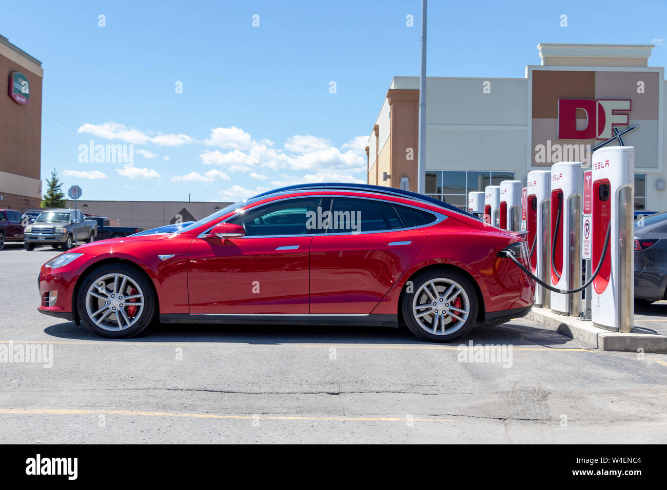 Vue latérale de chargement à Tesla Model S Tesla Supercharger à Kingston, Ontario's Kings Crossing Fashion Outlet. Banque D'Images Vue latérale de chargement à Tesla Model S Tesla Supercharger à Kingston, Ontario's Kings Crossing Fashion Outlet. Banque D'Images
