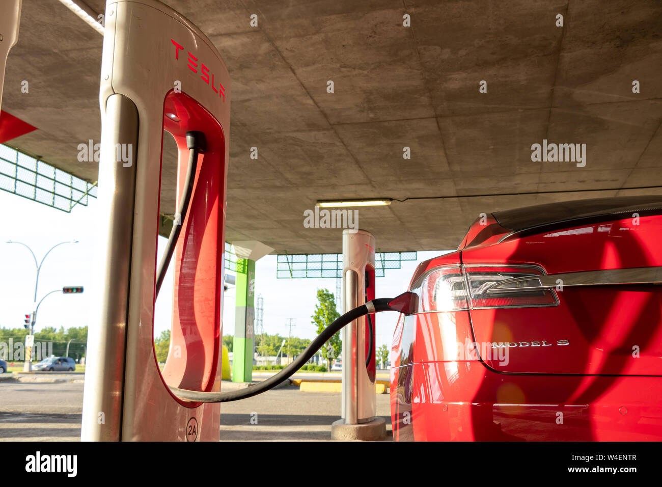 Tesla Model S est connecté, la suralimentation chez Tesla suralimenter Stall à Montréal, Québec à Place Vertu Shopping Center. Banque D'Images