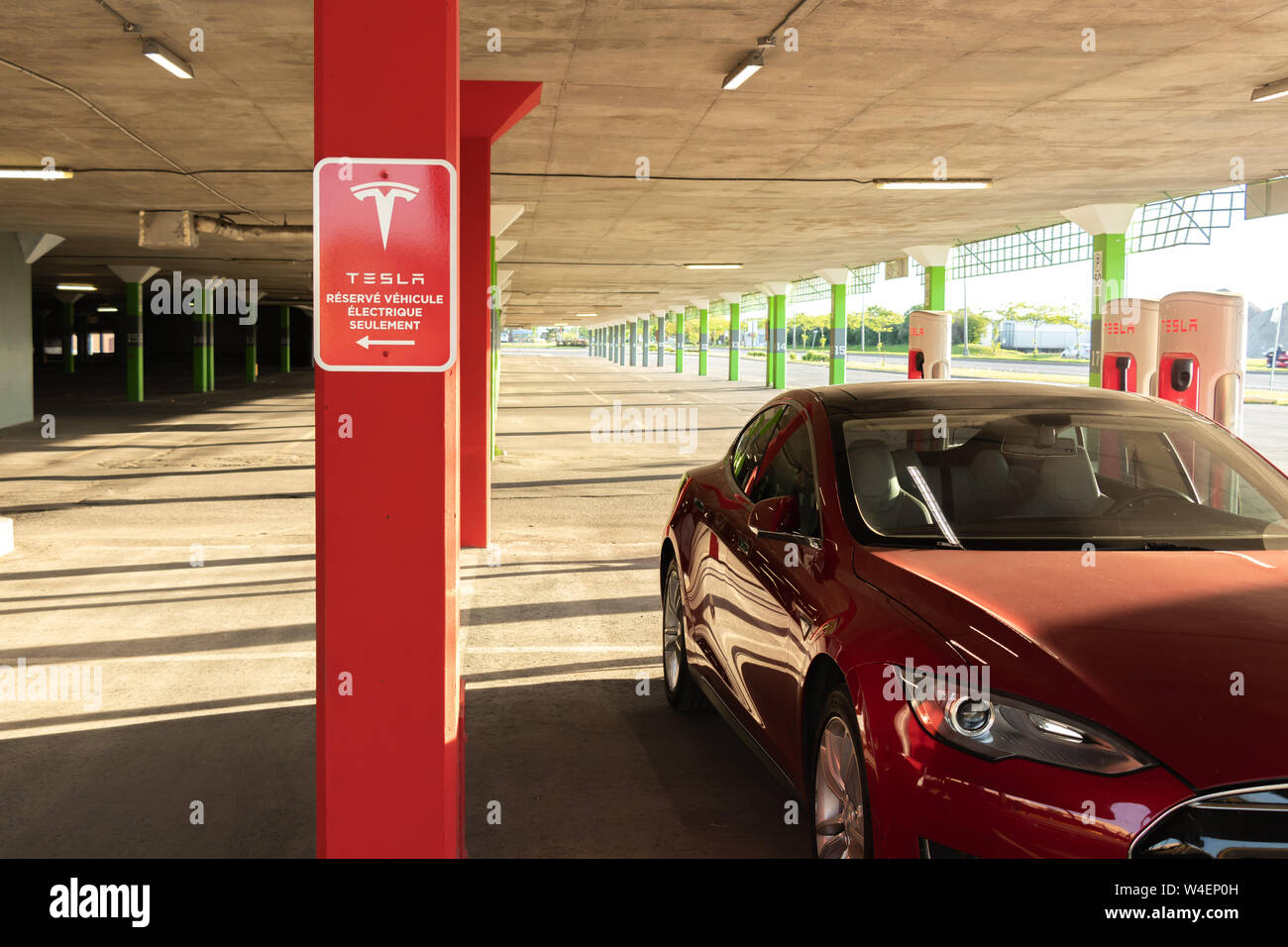 Véhicule Électrique Tesla Réservé 'Only' (réservé aux véhicules électriques Tesla en anglais seulement) Inscrivez-vous à Tesla Supercharger. Banque D'Images