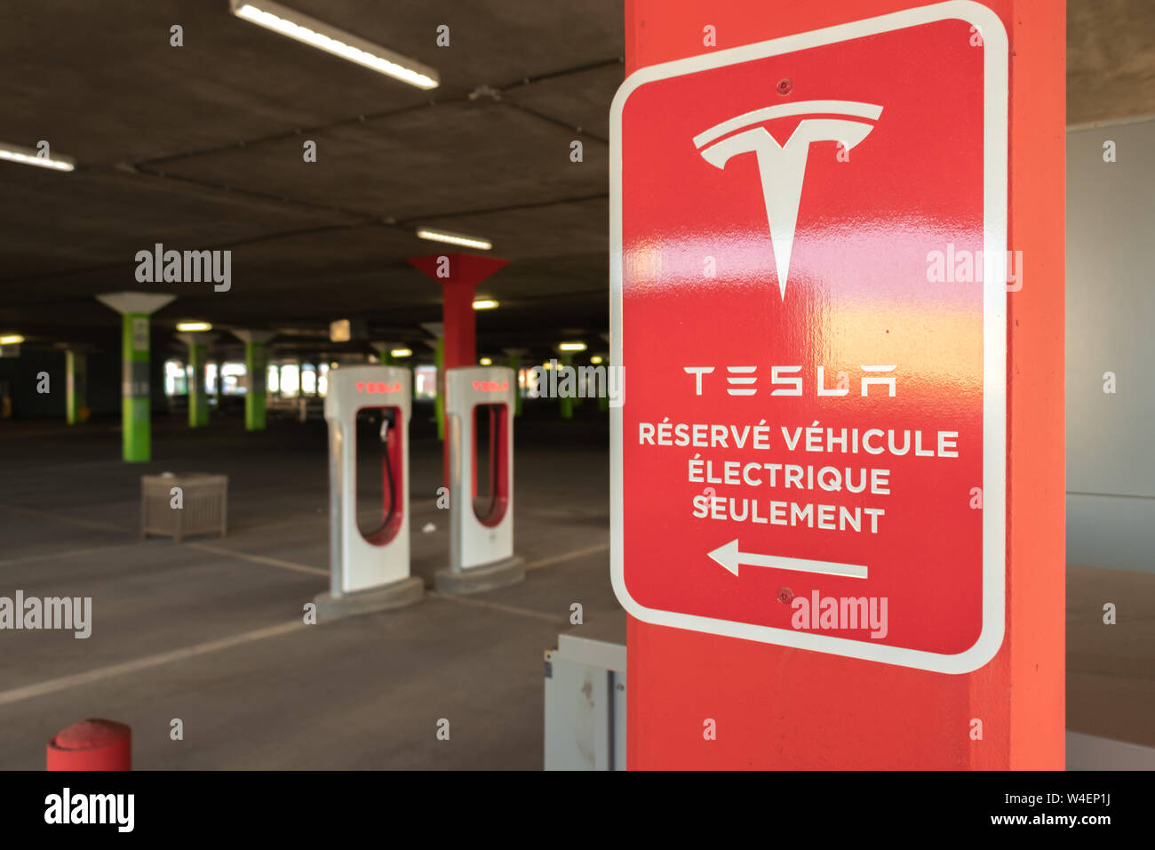 Véhicule Électrique Tesla 'Réservé seulement' signe à Tesla Supercharger à Montréal, Québec. Banque D'Images