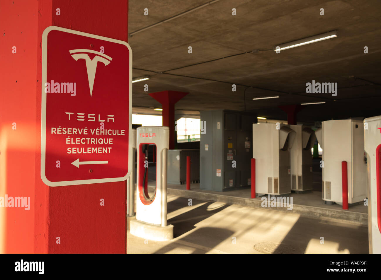 Véhicule Électrique Tesla Réservé 'Only' (réservé aux véhicules électriques Tesla en anglais seulement) Inscrivez-vous à Tesla Supercharger à Montréal, Québec. Banque D'Images Véhicule Électrique Tesla Réservé 'Only' (réservé aux véhicules électriques Tesla en anglais seulement) Inscrivez-vous à Tesla Supercharger à Montréal, Québec. Banque D'Images