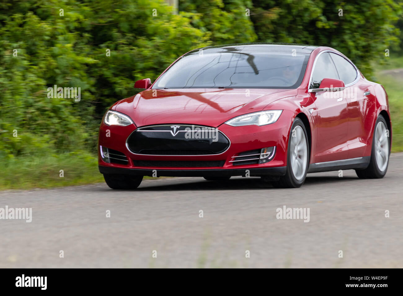 Tesla Model S vu rouge en passant par la grande vitesse. Banque D'Images