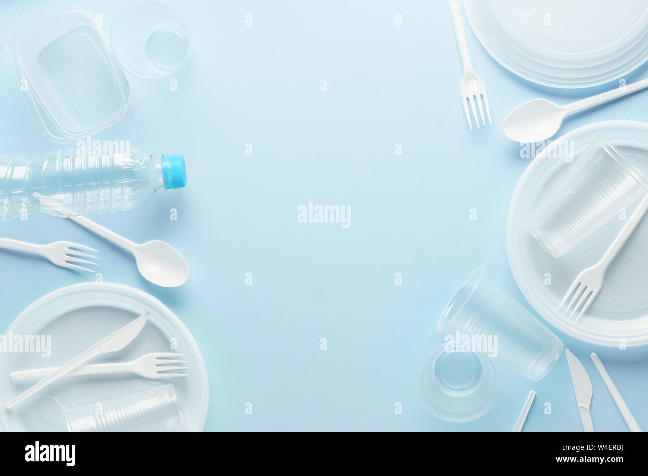 Vaisselle en plastique blanc et des conteneurs sur fond bleu. Toile châssis avec copie espace. Banque D'Images