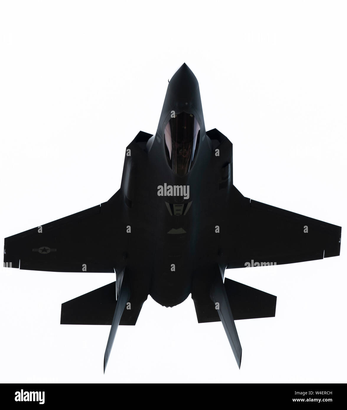 Le capitaine Andrew "Dojo" Olson, F-35 pilote commandant de l'équipe de démonstration et vole à l'envers dans un F-35A Lightning II au cours de la Duluth Air et Aviation Expo le 21 juillet 2019, à l'Aéroport International de Duluth à Duluth, au Minnesota la démonstration aérienne se compose de 16 manoeuvres que pleinement mettre en valeur les capacités du F-35A Lightning II. (U.S. Photo de l'Armée de l'air par la Haute Airman Alexander Cook) Banque D'Images
